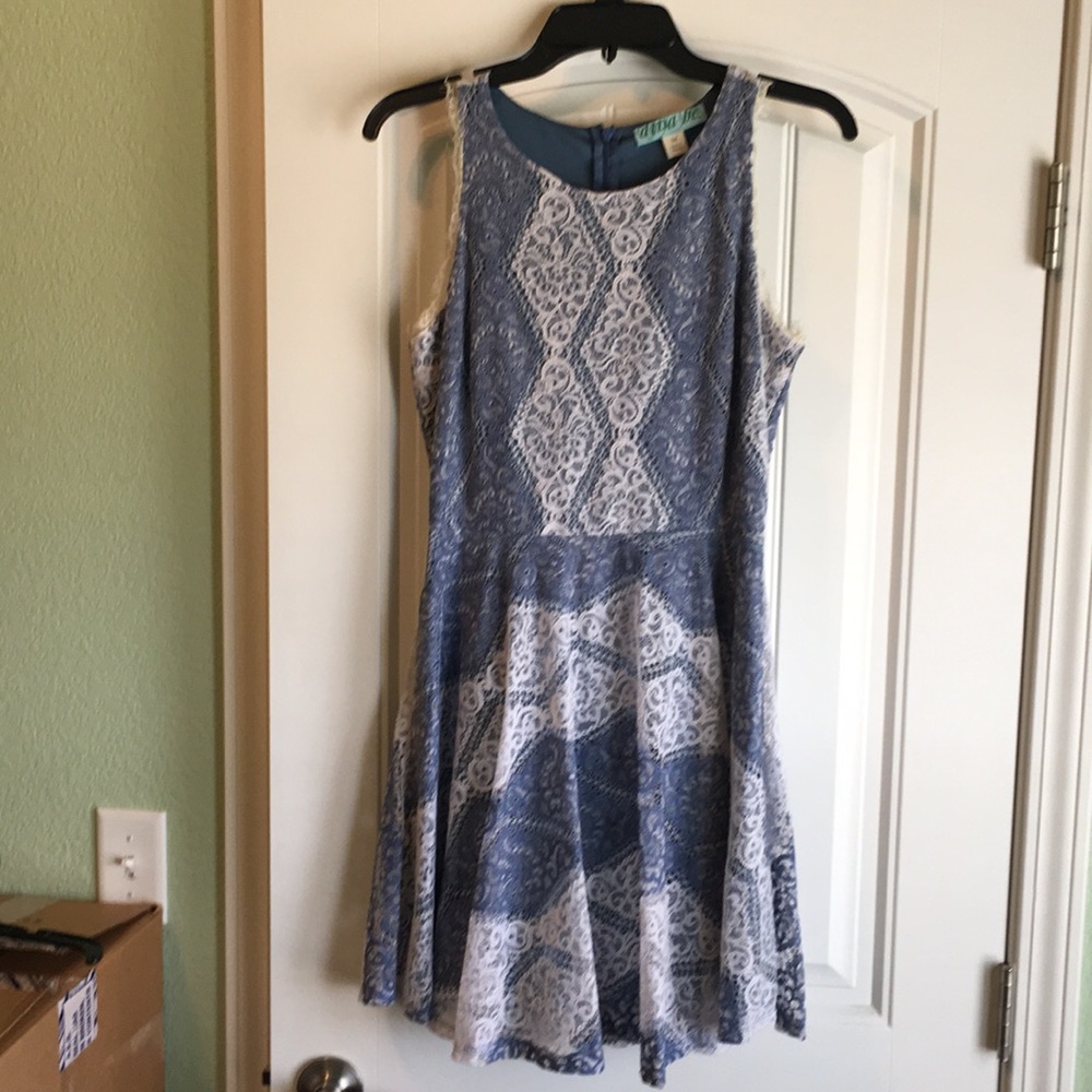 Short lace dress